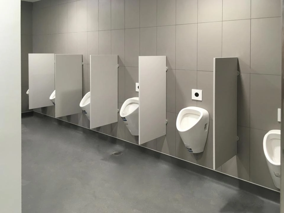 Bílé přepážky pro pisoáry